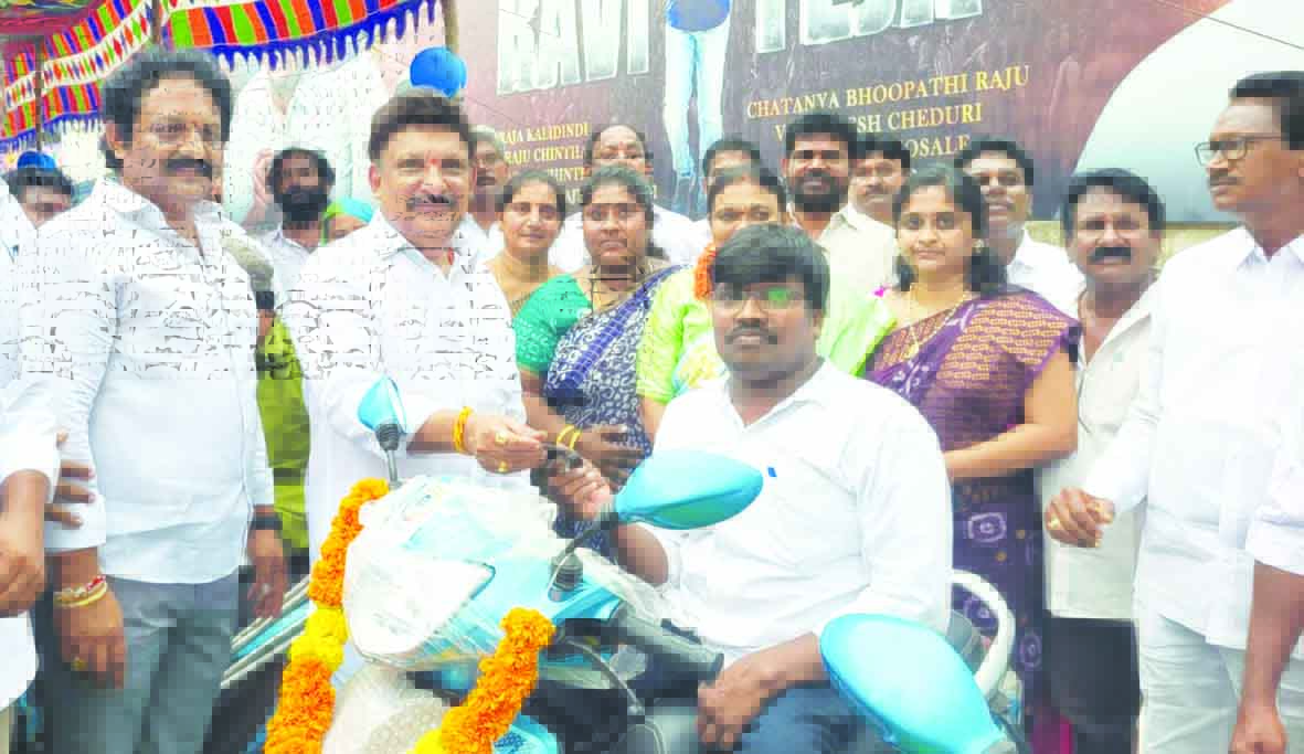 వికలాంగులకు త్రిచక్ర మోటార్‌ సైకిళ్లు పంపిణీ