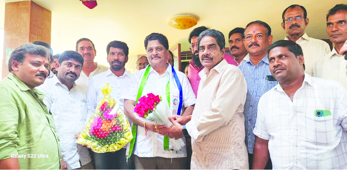 గొల్లలకోడేరులో వైసిపి సంబరాలు