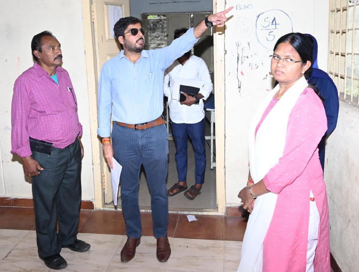 పోలింగ్‌ కేంద్రాలలో పరిశీలన