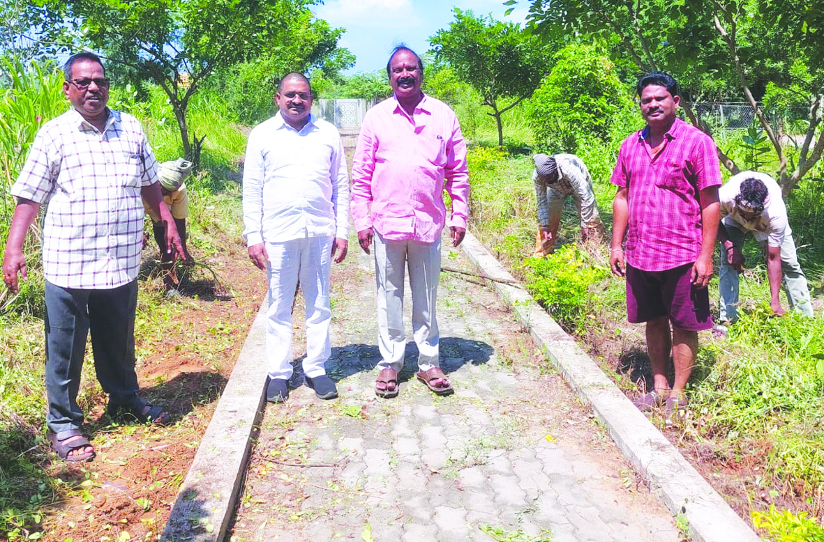 ఉండి రైల్వే స్టేషన్‌ ఆవరణలో స్వచ్ఛభారత్‌