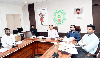సమావేశంలో మాట్లాడుతున్న కలెక్టర్‌ గిరీష