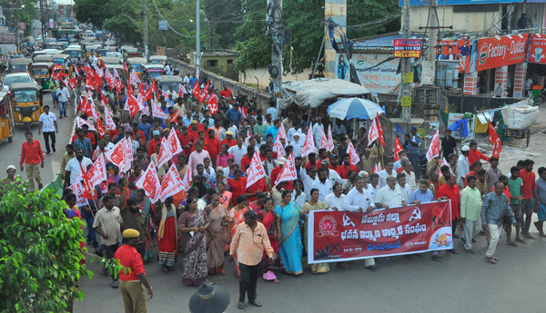 కార్పొరేట్‌ గుప్పెట్లో నిర్మాణ రంగం !
