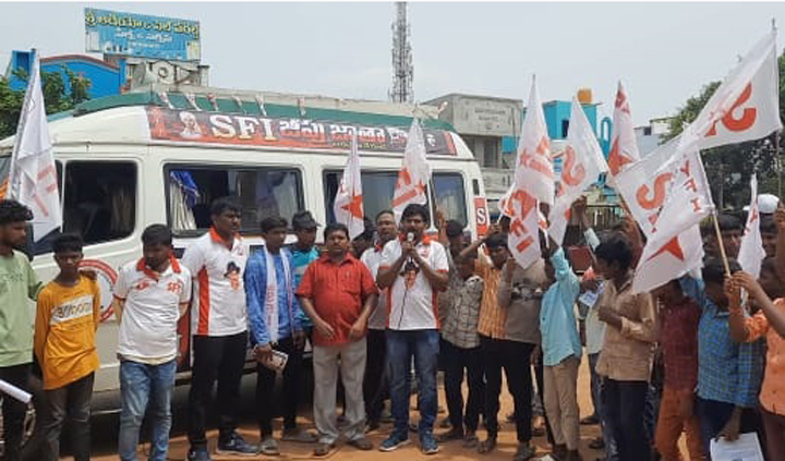 స్థానికులకు ఉద్యోగు అవకాశాలు కల్పించాలి