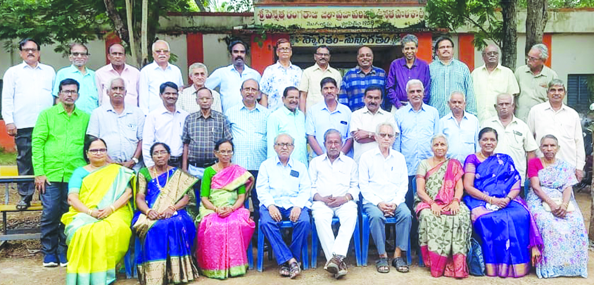 పూర్వ విద్యార్థుల ఆత్మీయ సమ్మేళనం