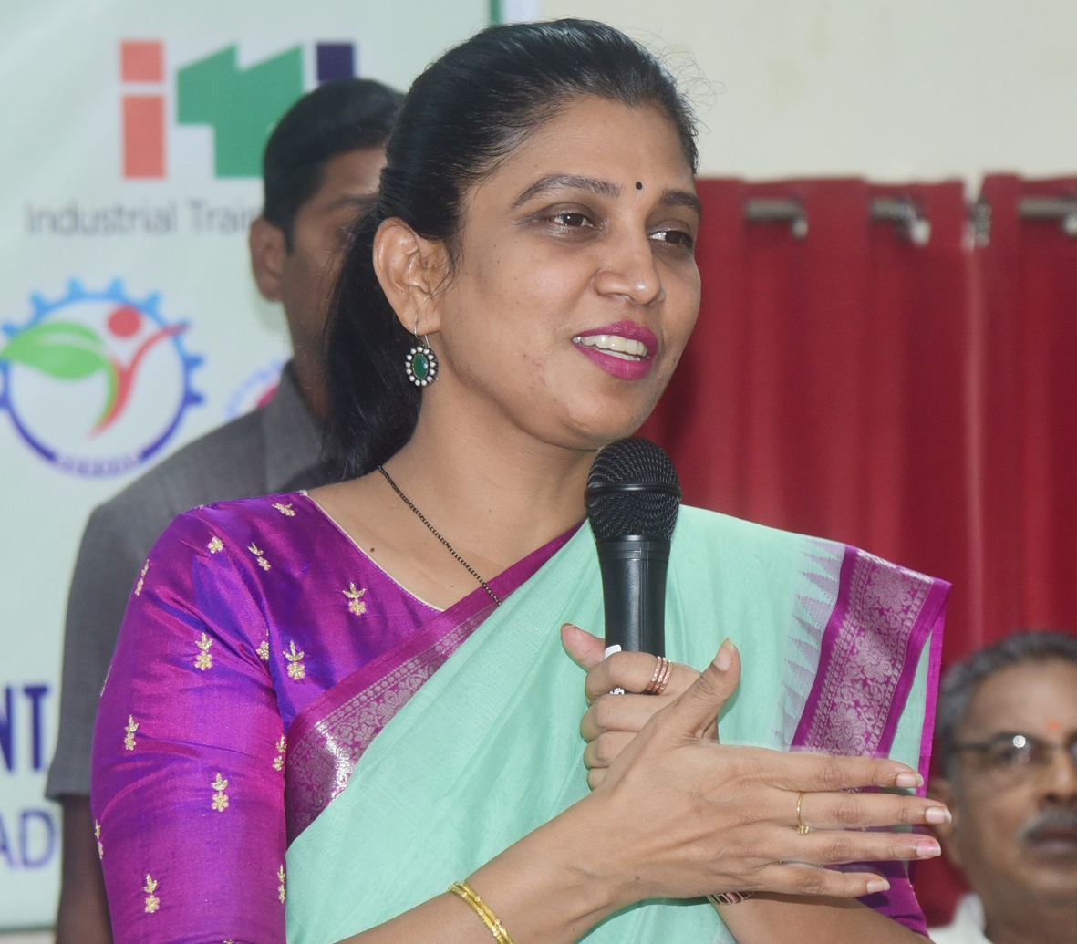 విద్యార్థులు నైపుణ్యాన్ని మెరుగుపరచుకోవాలి : కలెక్టర్‌
