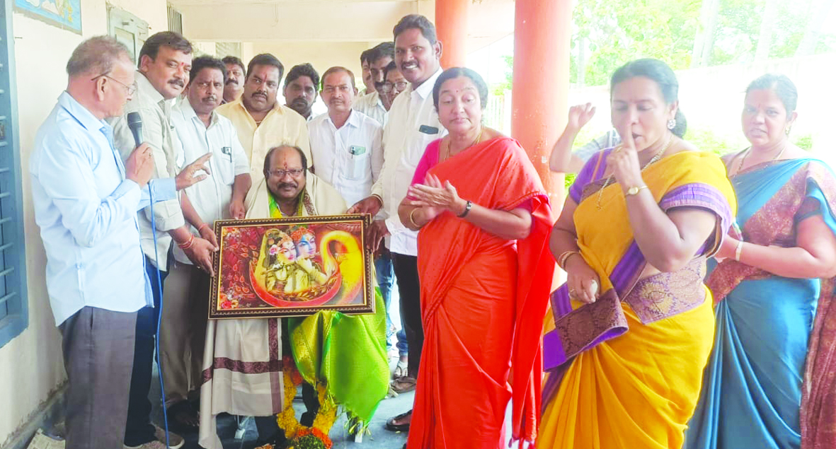 పొన్నమండ బాలకృష్ణ అభినందనీయులు : డిఇఒ