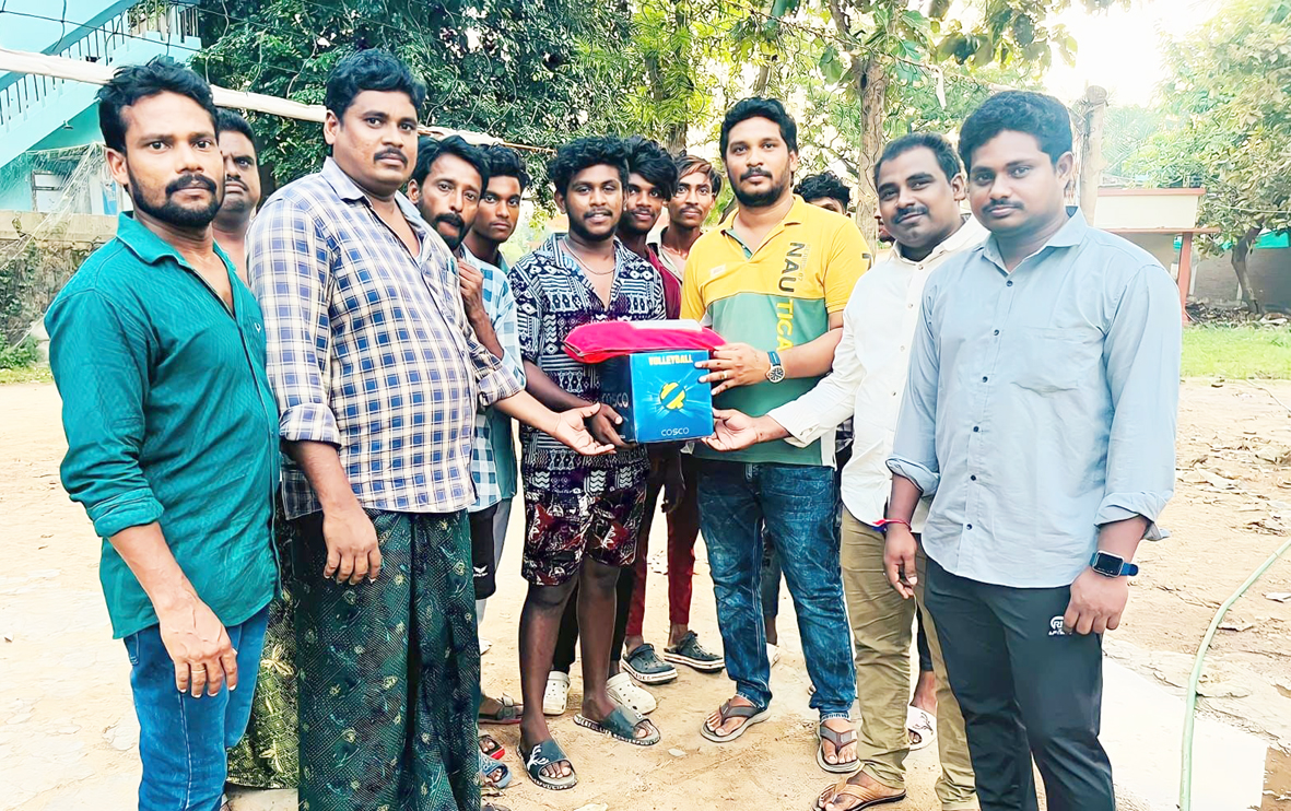 వాలీబాల్‌ కిట్లు అందజేత