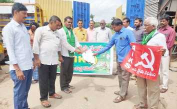 జిఒ కాపీలు దగ్ధం చేస్తున్న రైతు సంఘం, సిఐటియు నాయకులు