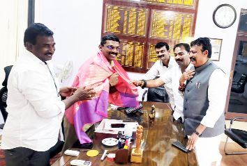  ఎస్‌పిని సన్మానిస్తున్న మేయర్‌, జడ్‌పి చైర్మన్‌