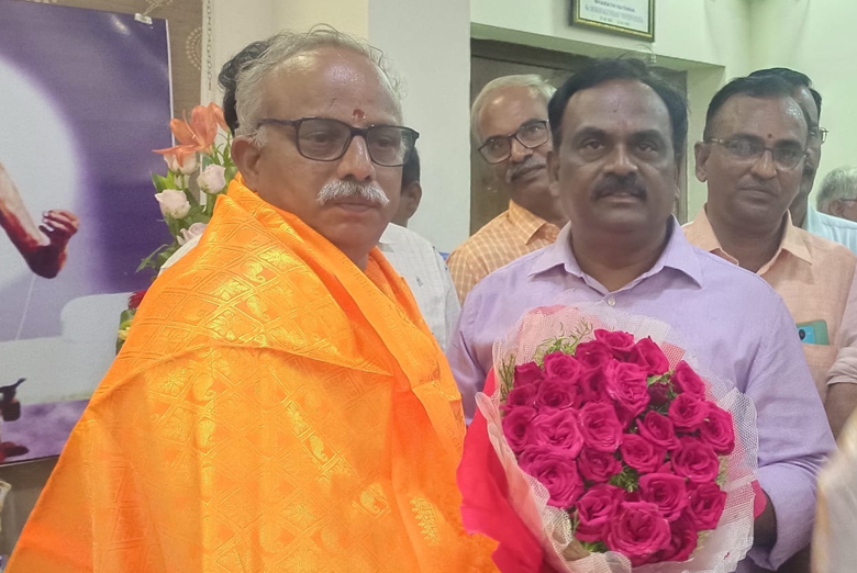 జిల్లా విద్యుత్‌ శాఖ సూపరింటెండింగ్‌ ఇంజనీర్‌గా వి.విజయన్‌