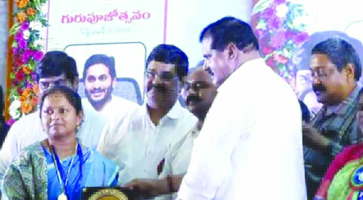 సమాజానికి మార్గదర్శకులు ఉపాధ్యాయులు