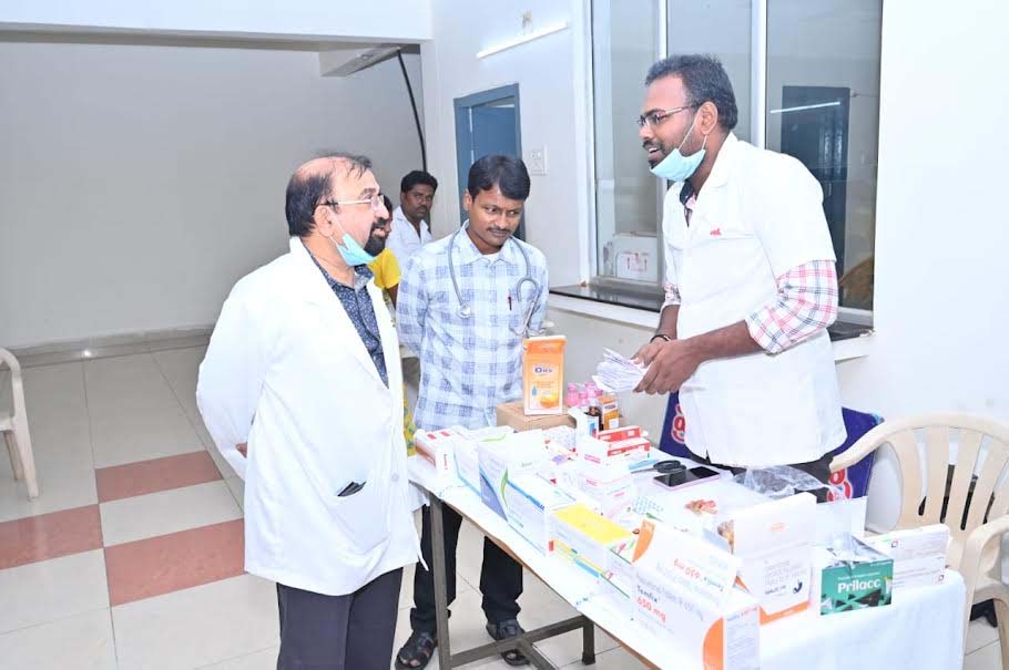 వైద్యశిబిరాలను సందర్శించిన స్విమ్స్‌ డైరెక్టర్‌