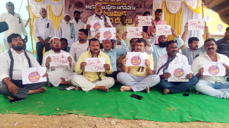 నిరసన దీక్షల్లో మాజీ ఎమ్మెల్యే రమేష్‌రెడ్డి, నాయకులు
