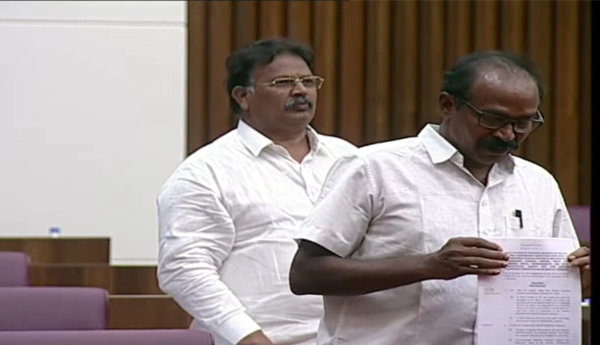  పిడిఎఫ్‌ ఆగ్రహం- పోడియంపైకి ఎక్కి బిల్లు ప్రతులు చించివేత