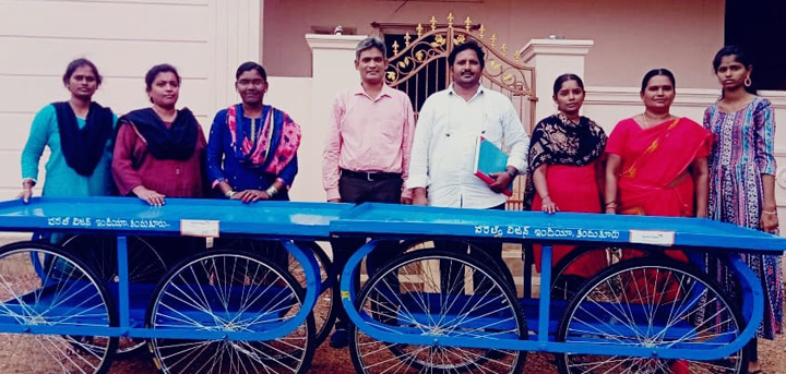 మహిళలకు తోపుడు బండ్లు పంపిణీ