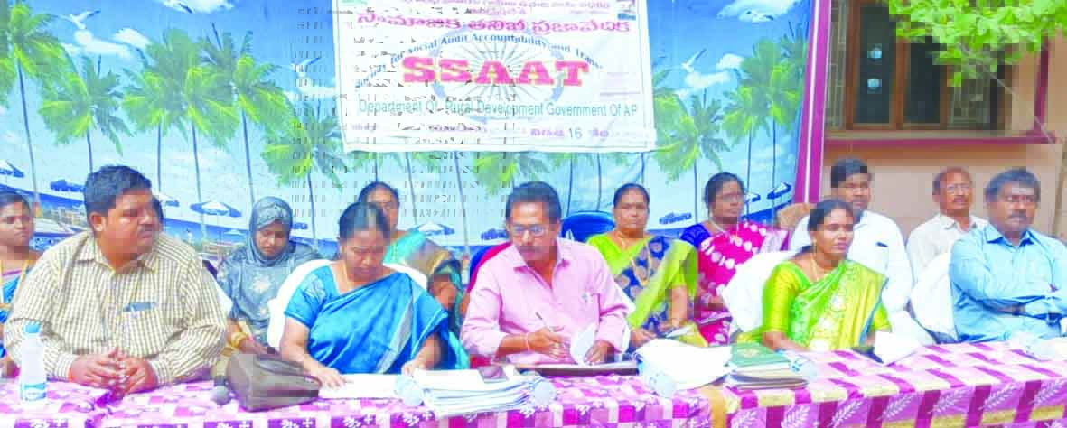 సిబ్బంది సక్రమంగా విధులు నిర్వహించాలి : డ్వామా పీడీ