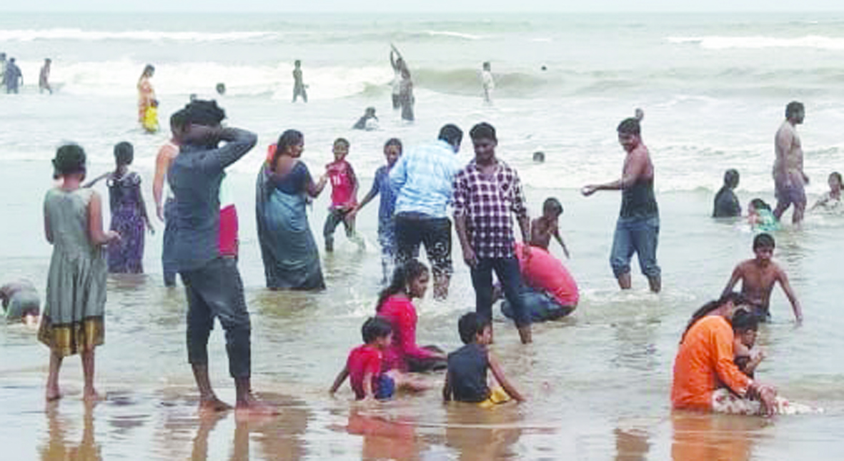 పేరుపాలెం బీచ్‌లో పర్యాటకుల సందడి