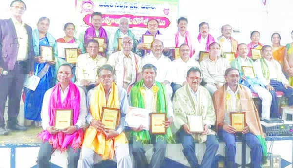 ఉపాధ్యాయులకు సన్మానం