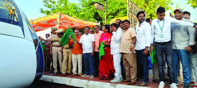 వందే భారత్‌ ఎక్స్‌ప్రెస్‌ రైలుకు ఘన స్వాగతం