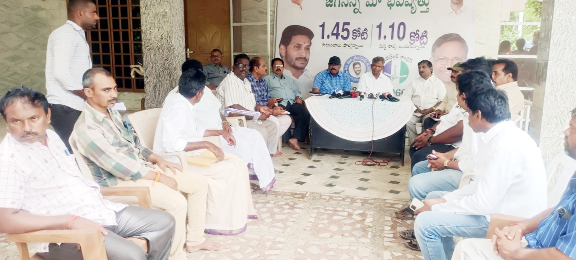  ఎమ్మెల్యే వరప్రసాద్‌ నివాసంలో మున్సిపల్‌ కమిషనర్‌ ఆర్‌ అండ్‌ బి అండ్‌ ఎలక్ట్రిసిటీ డిపార్టుమెంట్‌ అధికారులతో సమావేశం 