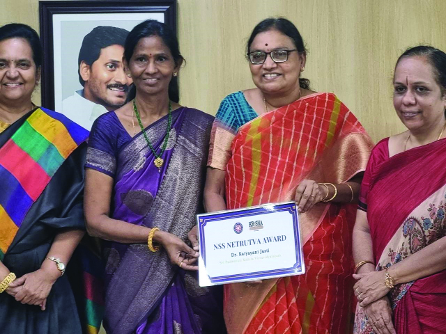 మహిళ వర్సిటీ  ఎన్‌ఎస్‌ఎస్‌ కోఆర్డినేటర్‌కు నేతత్వ అవార్డు