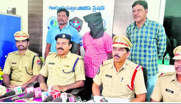 గూడూరులో నకిలీ రైల్వే డీఎస్పీ అరెస్ట్‌