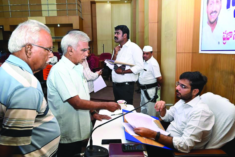 క్షేత్రస్థాయిలో పరిశీలించి పరిష్కరించాలి