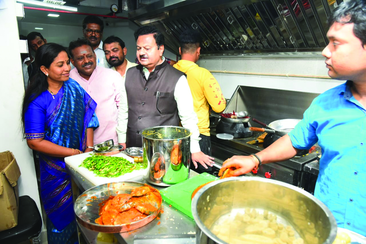 ఆక్వా ఉత్పత్తులను ప్రోత్సహించాలి : కలెక్టర్‌