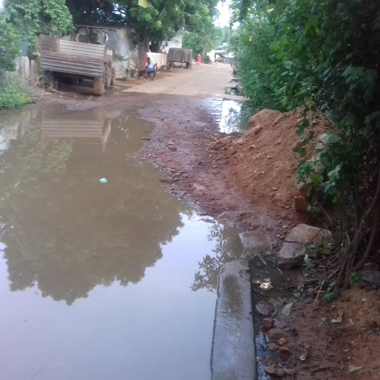 సమస్యను పరిష్కరించకనే..! ఫొటోలకు ఫోజులిచ్చిన అధికారులు