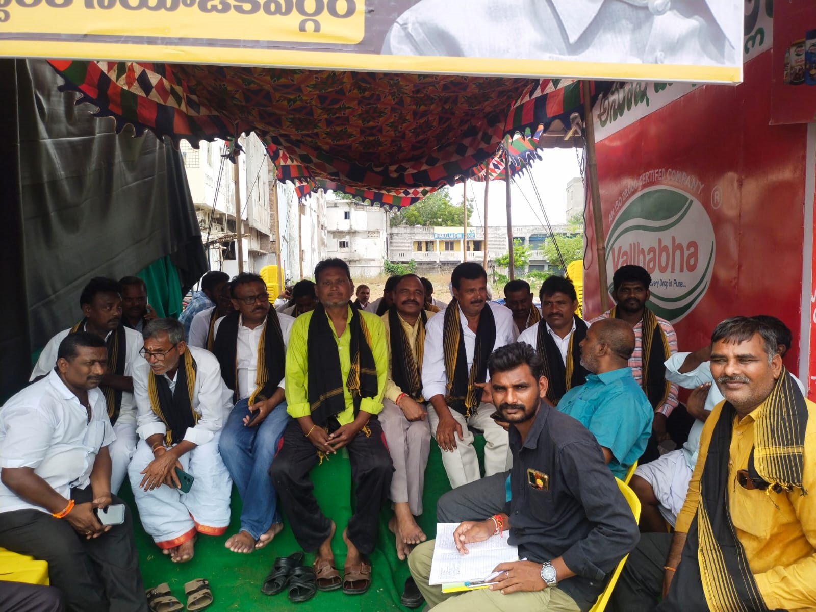 రిలే నిరాహార దీక్షలో చేపట్టిన దృశ్యం 