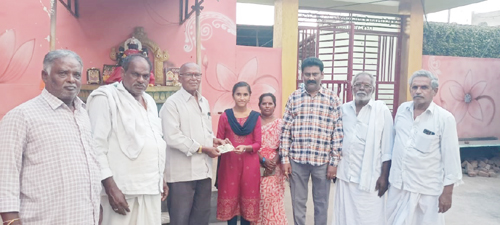 ఆర్ధిక సహాయం విద్యార్థినికి అంద జేస్తున్న  దృశ్యం 