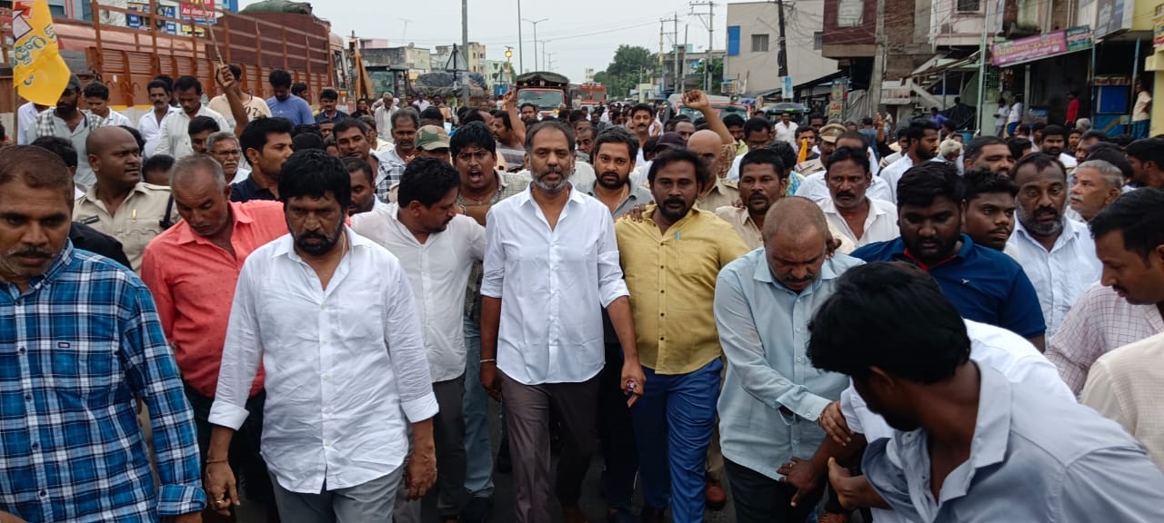 స్టేషన్ నుండి విడుదలై బయటకు వస్తున్న శాసనసభ్యులు గొట్టిపాటి రవికుమార్ 