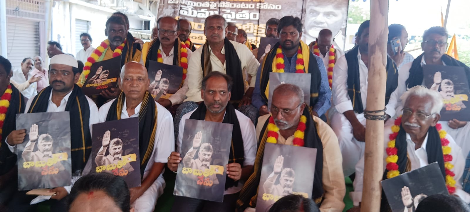 రిలే నిరాహార దీక్షలు లో శాసనసభ్యులు గొట్టిపాటి రవికుమార్ పాల్గొన్న దృశ్యం
