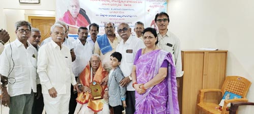 అనంత ప్రతిభాపాటవ మూర్తి అనంత పద్మనాభరావుకు సాహిత్య పురస్కార సభలో  సన్మానిస్తున్న దృశ్యం