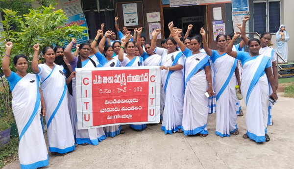 /Protest-by-Asha-workers-wearing-black-ribbon