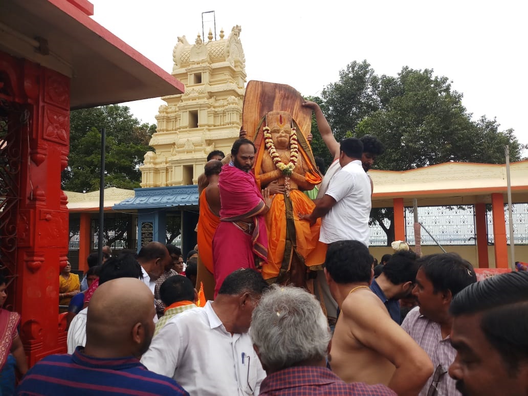 ఆలయ ప్రదక్షిణలో శ్రీ ప్రసన్నాంజనేయ స్వామి