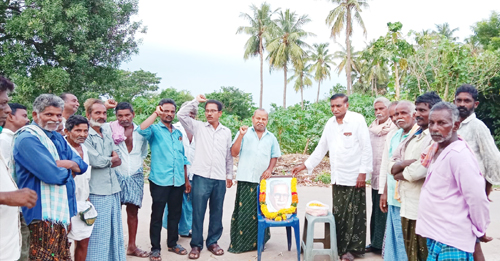 కూచిపూడిలో జాషువా చిత్రపటానికి  నివాళులర్పిస్తున్న ఆగస్టీన్, సిపిఎం నాయకులు