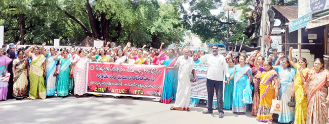 కదంతొక్కిన అంగన్వాడీలు