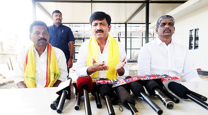 భూ కుంభకోణాలపై విచారించాలి : మాజీ ఎమ్మెల్సీ