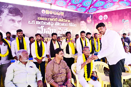 నిమ్మరసం అందిస్తున్న నరేంద్ర వర్మ