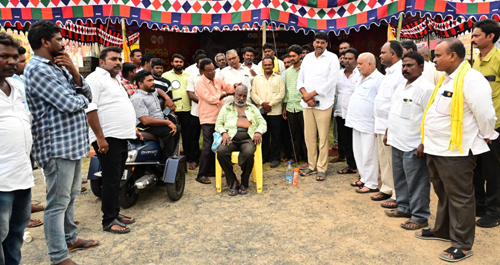 దీక్షా శిబిరంలో దయా బాబు శిరోముండనం