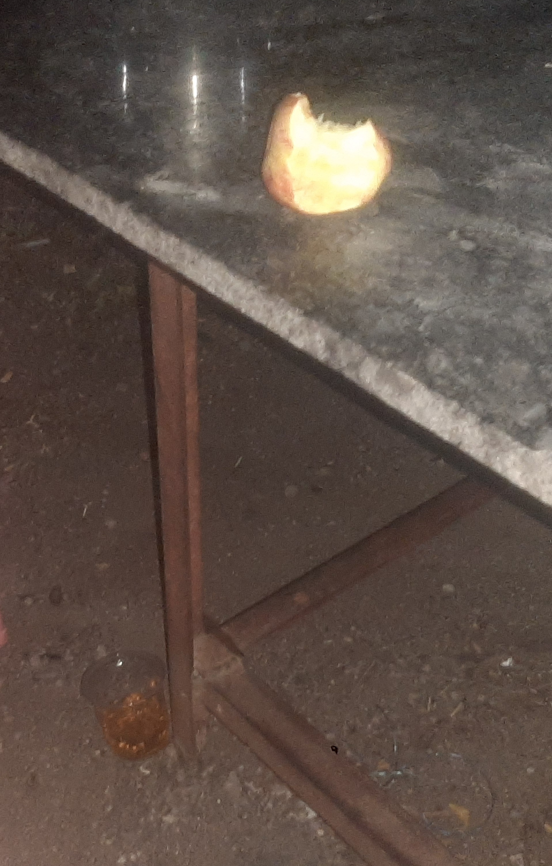 విద్యుత్ కేంద్రంలో సిబ్బంది ముందు కొడుతున్న దృశ్యం