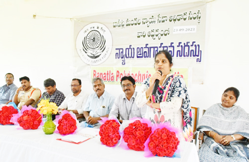 చట్టాలపై అవగాహన కనిపిస్తున్న వక్తలు