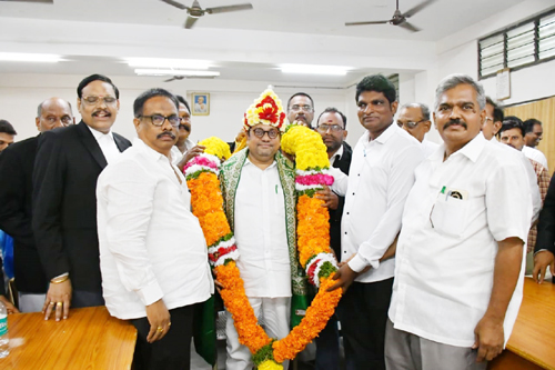 జడ్జి సాధుబాబును సన్మానిస్తున్న బాపట్ల బార్ సభ్యులు