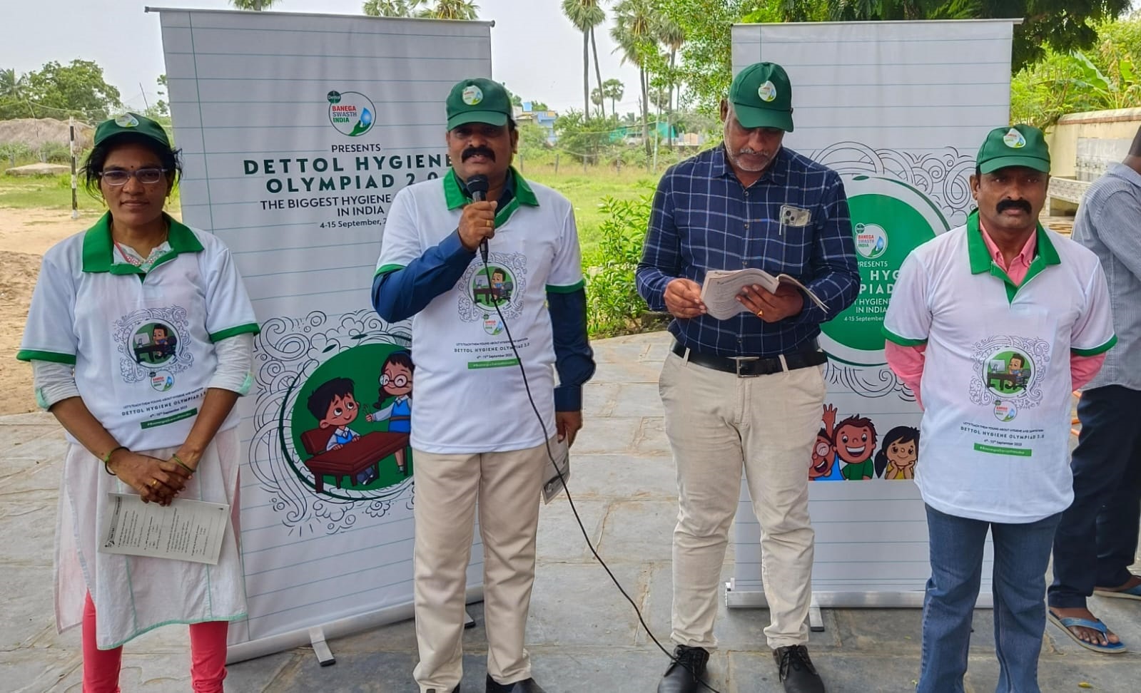 మాట్లాడుతున్న  ఎం ఈ ఓ నిరంజన్