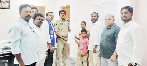 జిల్లా ఎడిషన్ ఎస్పి మహష్ వినతిపత్రం అందిస్తున్న దళిత నాయకులు