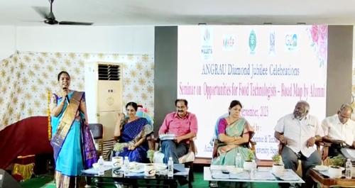 సమావేశంలో మాట్లాడుతున్న అధ్యాపకులు