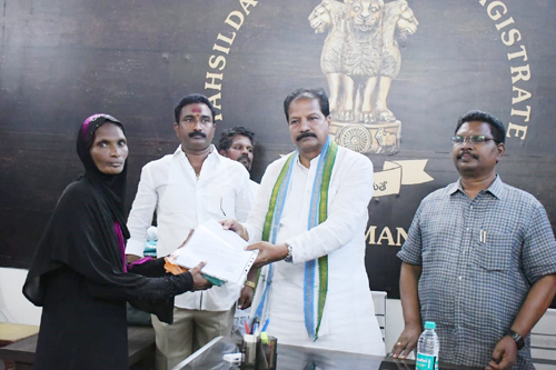 ఇళ్ల పట్టాలు పంపిణీ చేస్తున్న ఎమ్మెల్యే కొన రఘుపతి