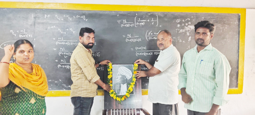 గురజాడ చిత్ర పటానికి నివాళుల్పిస్తున్న సీపీఎం బాపట్ల జిల్లా కార్యదర్శి సీహెచ్ గంగయ్య