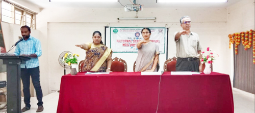 ప్రతిజ్ఞ చేస్తున్న అధ్యాపకులు